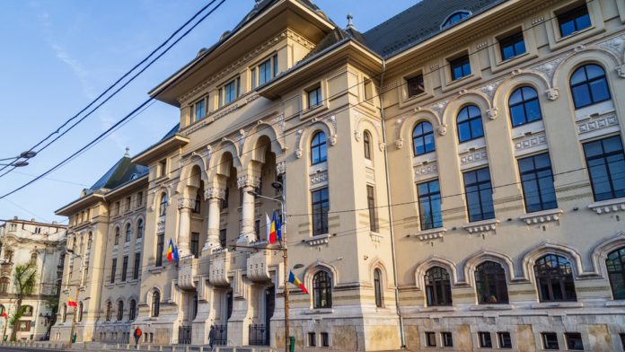 primării închise, protest primării, grevă funcționari publici, SCOR sindicat, Sindicatul Național SCOR, protest administrație locală, funcționari primării, primării România, administrație locală, administrație publică locală, reducere personal primării, tăieri posturi primării, disponibilizări funcționari, Pachetul 2 măsuri, Ilie Bolojan premier, guvern Bolojan, guvern România măsuri, protest național primării, primării comunale, primării orașe mici, funcționari publici concediați, reduceri personal administrație, concedieri bugetari, deficit bugetar România, buget primării, criză administrație locală, probleme primării, protest funcționari publici, angajați primării protest, primării blocate, închidere primării România, greve naționale primării, nemulțumiri angajați primării, protest bugetari, SCOR protest, administrație blocată, primării paralizate, protest funcționari, jumătate normă funcționari, epurare politică funcționari, reducere norme primării, jumătate de funcționar, funcționari la jumătate normă, primării fără personal, colaps primării, administrație locală blocată, sindicat funcționari publici, reacție SCOR, declarație SCOR, comunicat SCOR, proteste România 2025, nemulțumiri bugetari, protest național România, administrații locale România, funcționari locali, personal primării redus, reducere 25% personal, reducere 10% anul trecut, concedieri masive administrație, INS date, număr locuitori selecție, selecție personal primării, tăieri poliția locală, reducere poliție locală, 4000 posturi poliție locală, asistenți personali persoane cu handicap, buget asistenți personali, 60000 persoane handicap, presiune financiară primării, finanțare primării, buget local, buget primării mic, probleme buget primării, bani administrație locală, finanțare insuficientă primării, cheltuieli administrație, reducere cheltuieli publice, austeritate administrație, reformă administrație, reformă Pachetul 2, măsuri fiscale, măsuri sănătate, reformă companii stat, guvern măsuri, reforme guvern Bolojan, coaliție guvernare, ședință coaliție, decizii coaliție, Pachet 2 guvern, reforme administrație locală, reforme bugetare, tăieri posturi România, restructurare administrație, restructurare bugetară, închidere birouri primării, servicii publice blocate, cetățeni afectați, acces limitat primării, documente primării blocate, cereri primării blocate, certificate primării blocate, autorizații primării blocate, urbanism blocat, achiziții publice blocate, executare bugetară blocată, acte administrative blocate, efecte protest primării, impact protest administrație, impact comunități locale, impact cetățeni, reacții cetățeni, nemulțumiri populație, protest România august 2025, blocaj instituții, proteste succesive, proteste în lanț, protest magistrați, magistrați pensii speciale, pensii de serviciu magistrați, protest justiție, justiție blocată, instanțe blocate, suspendare cauze, reforma pensii magistrați, lege pensii magistrați, plafonare pensii magistrați, vârsta pensionare 65 ani, tranziție 10 ani pensii, reacție magistrați, protest magistrați România, proteste bugetari 2025, val proteste România, criză guvern România, criză administrație România, blocaj administrație, funcționari protestează, sindicat SCOR protest, administrație paralizată, probleme guvern Bolojan, opoziție guvern, contestare guvern, critici măsuri guvern, austeritate România, reforme dure România, probleme sociale România, tensiuni sociale România, criză politică România, greve România 2025, nemulțumiri sociale România, austeritate bugetari, bugetarii protestează, reducere locuri muncă primării, scădere personal primării, 150000 posturi administrație, 40000 posturi tăiate, concedieri poliția locală, restructurare funcționari, sindicate România, revendicări funcționari, revendicări SCOR, revendicări bugetari, funcționari publici protestează, funcționari publici România, angajați primării România, funcționari nemulțumiți, sindicat administrație publică, reacții guvern Bolojan, răspuns guvern proteste, agenda guvern 1 octombrie, intrare în vigoare Pachet 2, proiecte guvern, reforma sănătate România, reforma companii stat România, reforma administrație publică, reforma fiscală România, măsuri fiscale guvern, deficit bugetar 2025, criză bugetară România, austeritate guvern, economie România, criză economică România, impact bugetar, impact financiar administrație, nemulțumiri SCOR, critici SCOR, protest dur SCOR, jumătate funcționar public, model Ilie Bolojan, protest „azi nu zboară”, slogan protest primării, protest pe termen nedeterminat, primării pe termen nedeterminat, închidere pe termen nedeterminat, blocaj administrație publică, probleme administrație publică, criză instituții publice, efecte proteste primării, cetățeni și primării, serviciile primăriilor blocate, România blocată, administrația blocată, instituții închise.