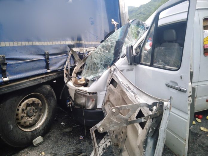 accident DN7, accident Valea Oltului, accident rutier Vâlcea, coliziune DN7, șoferi implicați DN7, trafic blocat DN7, poliția rutieră Vâlcea, eveniment rutier Câineni, incident Râul Vadului, accident fără victime, circulație restricționată DN7, drum aglomerat Valea Oltului, siguranța rutieră DN7, polițiști rutieri Vâlcea, coliziune două autoturisme, avarii autoturisme DN7, mașini implicate accident, măsuri poliție rutieră, trafic aglomerat Vâlcea, accident joi după-amiază, șoferi neatenți DN7, depășiri periculoase Valea Oltului, accidente frecvente DN7, drum național Vâlcea, intervenție poliție rutieră, investigații accident, cauze accident rutier, lipsă victime accident, circulație îngreunată DN7, Valea Oltului trafic, șosea periculoasă Vâlcea, atenție la volan DN7, oboseala șoferilor, viteză excesivă DN7, drum cu risc ridicat, trafic blocat Râul Vadului, poliția investighează accident, rută intens circulată, DN7 accident zilnic, restricții de circulație DN7, blocaje în trafic Vâlcea, curbe periculoase DN7, depășiri riscante DN7, poliția recomandă prudență, măsuri siguranță rutieră, echipaje poliție rutieră, verificări accident DN7, incident rutier Vâlcea, drum strategic DN7, circulație între sud și Transilvania, accident pe DN7 joi, IPJ Vâlcea accident, coliziune mașini DN7, șoferi implicați accident, investigație poliție DN7, cercetări cauze accident, șosea aglomerată Vâlcea, defileul Oltului trafic, probleme siguranță rutieră, incident fără victime, drumuri aglomerate România, trafic intens DN7, măsuri de siguranță șoferi, prevenirea accidentelor DN7, incident rutier minor, avarii mașini DN7, polițiști pe teren DN7, dirijare trafic DN7, blocaj temporar trafic, lecții pentru șoferi DN7, conduită preventivă, respectarea regulilor DN7, pericole Valea Oltului, șoferi grăbiți DN7, tamponare DN7, accident rutier minor, drum periculos România, poliția rutieră acțiune, avertisment șoferi DN7, prudență la volan DN7, drum național intens circulat, traseu sud Transilvania, siguranța traficului DN7, incident Câineni Vâlcea, șoferi în trafic DN7, echipaje poliție Vâlcea, DN7 drum cu risc, accidente frecvente Vâlcea, investigarea accidentului DN7, poliția pe Valea Oltului, accidente zilnice România, recomandări pentru șoferi, drum național periculos, circulație DN7 blocată, drum aglomerat România, trafic pe Valea Oltului, prevenirea coliziunilor DN7, responsabilitate la volan, poliția avertizează șoferi, accident rutier România.